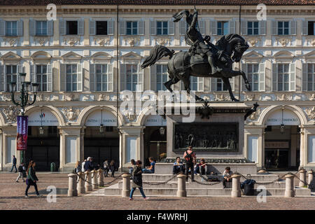 Piazza San Carlo et le monument équestre à Emmanuel Philibert, Turin, Piémont, Italie Banque D'Images