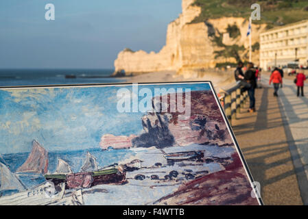 Tableau de Claude Monet de bateaux de pêche et de la Porte d'amont, une arche naturelle dans les falaises de craie d'Etretat, Normandie, France Banque D'Images