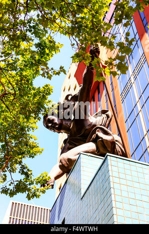 Statue en bronze sur la porte de l'immeuble de Portland sur la 5e Avenue, dans le centre-ville de Portland ou Banque D'Images