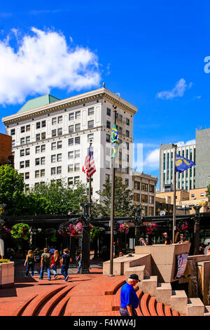 Les gens de Pioneer Courthouse Square, affectueusement appelé le salon de Portland dans le centre-ville de Portland, Oregon Banque D'Images