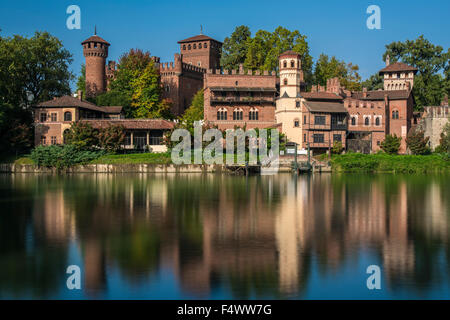 Borgo Medievale la forteresse et le Pô, Turin, Piémont, Italie Banque D'Images