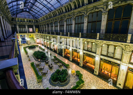 Vue de nuit sur la Galleria Subalpina, Turin, Piémont, Italie Banque D'Images