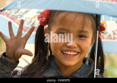 Portrait d'une fille Hmong au village de Lao Chai. Vietnam Banque D'Images