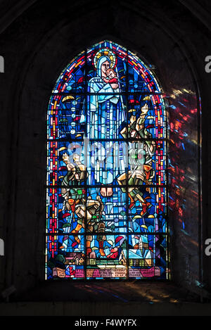 Vitrail dans l'église de Sainte-Mère-Église représentant le débarquement des parachutistes pendant la Seconde Guerre mondiale en Normandie Banque D'Images