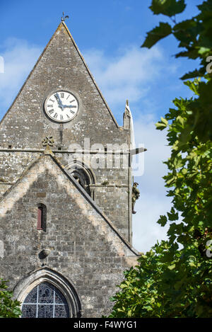 Sainte-Mère-Église église avec la Seconde Guerre mondiale mémorial en l'honneur de Parachute parachutiste John Steele, Basse-normandie, France Banque D'Images