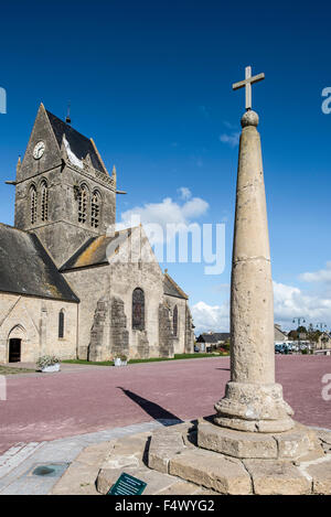 Milliarium, pierre placés le long des voies romaines et de Sainte-Mère-Église église avec Parachute Memorial, Normandie, France Banque D'Images