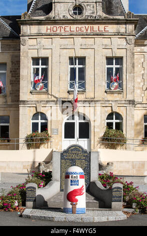 Liberty Road point de départ marqué par le premier kilomètre à l'avant de l'hôtel de ville de Sainte-Mère-Église, Normandie, France Banque D'Images