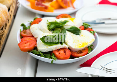 Insalata Caprese, salade de tomates et mozzarella italienne Banque D'Images