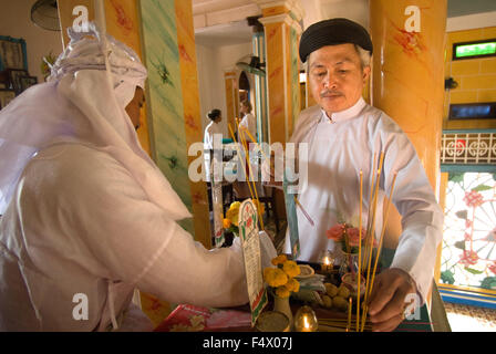 Fidèles à la prière de midi dans le temple de Cao Dai, Tay Ninh, Vietnam, Asie Banque D'Images