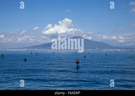 Le Vésuve depuis l'autre côté de la baie de Naples, Italie Banque D'Images