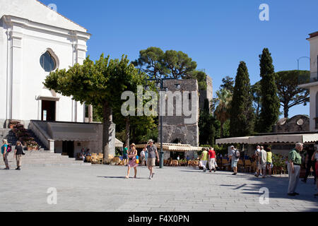 Dans l'entrée de la place, la Villa Rufolo Ravello, Côte Amalfitaine, Italie, avec tourist couple Banque D'Images