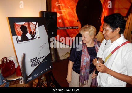 Les visiteurs d'observer des photographies par Shamow'el Rama Surya dans Galerie Photo journalistique comprend 21 Antara photographies avec le thème "Un certain grâce' sur la question des enfants dans les montagnes Arfak, en Papouasie occidentale. (Photo par Azwar / Pacific Press) Banque D'Images