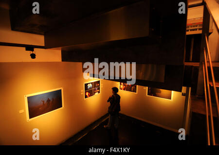 Les visiteurs d'observer des photographies par Shamow'el Rama Surya dans Galerie Photo journalistique comprend 21 Antara photographies avec le thème "Un certain grâce' sur la question des enfants dans les montagnes Arfak, en Papouasie occidentale. (Photo par Azwar / Pacific Press) Banque D'Images