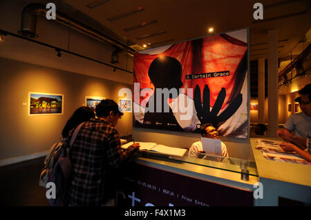 Les visiteurs d'observer des photographies par Shamow'el Rama Surya dans Galerie Photo journalistique comprend 21 Antara photographies avec le thème "Un certain grâce' sur la question des enfants dans les montagnes Arfak, en Papouasie occidentale. (Photo par Azwar / Pacific Press) Banque D'Images