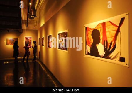 Les visiteurs d'observer des photographies par Shamow'el Rama Surya dans Galerie Photo journalistique comprend 21 Antara photographies avec le thème "Un certain grâce' sur la question des enfants dans les montagnes Arfak, en Papouasie occidentale. (Photo par Azwar / Pacific Press) Banque D'Images