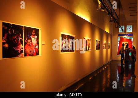 Les visiteurs d'observer des photographies par Shamow'el Rama Surya dans Galerie Photo journalistique comprend 21 Antara photographies avec le thème "Un certain grâce' sur la question des enfants dans les montagnes Arfak, en Papouasie occidentale. (Photo par Azwar / Pacific Press) Banque D'Images