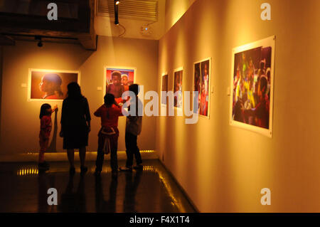 Les visiteurs d'observer des photographies par Shamow'el Rama Surya dans Galerie Photo journalistique comprend 21 Antara photographies avec le thème "Un certain grâce' sur la question des enfants dans les montagnes Arfak, en Papouasie occidentale. (Photo par Azwar / Pacific Press) Banque D'Images