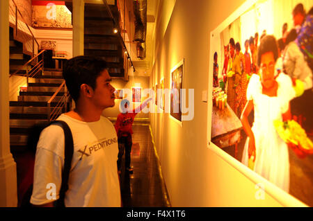 Les visiteurs d'observer des photographies par Shamow'el Rama Surya dans Galerie Photo journalistique comprend 21 Antara photographies avec le thème "Un certain grâce' sur la question des enfants dans les montagnes Arfak, en Papouasie occidentale. (Photo par Azwar / Pacific Press) Banque D'Images