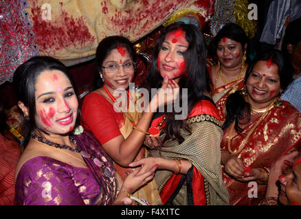 Kolkata, Inde. 23 Oct, 2015. Les femmes Bengali observer le dernier jour de Durga Puja avec Sindur ou vermillon. À cette occasion les femmes Bengali Sindur frottis ou vermillon chaque autres et accueille pour l'avenir meilleur. Credit : Saikat Paul/Pacific Press/Alamy Live News Banque D'Images