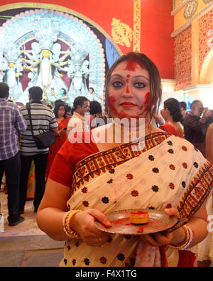 Kolkata, Inde. 23 Oct, 2015. Les femmes Bengali observer le dernier jour de Durga Puja avec Sindur ou vermillon. À cette occasion les femmes Bengali Sindur frottis ou vermillon chaque autres et accueille pour l'avenir meilleur. Credit : Saikat Paul/Pacific Press/Alamy Live News Banque D'Images