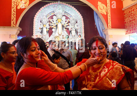 Kolkata, Inde. 23 Oct, 2015. Les femmes Bengali observer le dernier jour de Durga Puja avec Sindur ou vermillon. À cette occasion les femmes Bengali Sindur frottis ou vermillon chaque autres et accueille pour l'avenir meilleur. Credit : Saikat Paul/Pacific Press/Alamy Live News Banque D'Images