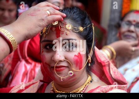 Kolkata, Inde. 23 Oct, 2015. Les femmes Bengali observer le dernier jour de Durga Puja avec Sindur ou vermillon. À cette occasion les femmes Bengali Sindur frottis ou vermillon chaque autres et accueille pour l'avenir meilleur. Credit : Saikat Paul/Pacific Press/Alamy Live News Banque D'Images