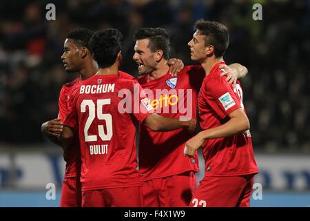 Francfort, Allemagne. 23 Oct, 2015. Tim Hoogland de Bochum (M) célèbre son but 0:2 avec Giliano Wijnaldum (l-r), Onur Bulut et Janik Haberer au cours de la Bundesliga match entre FSV Frankfurt vs VfL Bochum dans la Volksbank Stadion à Francfort, Allemagne, 23 octobre 2015. Photo : FREDERIK VON ERICHSEN/DPA (EMBARGO SUR LES CONDITIONS - ATTENTION : En raison de la lignes directrices d'accréditation, le LDF n'autorise la publication et l'utilisation de jusqu'à 15 photos par correspondance sur internet et dans les médias en ligne pendant le match.)/dpa/Alamy Live News Banque D'Images