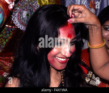 Kolkata, Inde. 23 Oct, 2015. Les femmes Bengali observer le dernier jour de Durga Puja avec Sindur ou vermillon. À cette occasion les femmes Bengali Sindur frottis ou vermillon chaque autres et accueille pour l'avenir meilleur. Credit : Saikat Paul/Pacific Press/Alamy Live News Banque D'Images