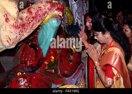 Kolkata, Inde. 23 Oct, 2015. Les femmes Bengali observer le dernier jour de Durga Puja avec Sindur ou vermillon. À cette occasion les femmes Bengali Sindur frottis ou vermillon chaque autres et accueille pour l'avenir meilleur. Credit : Saikat Paul/Pacific Press/Alamy Live News Banque D'Images