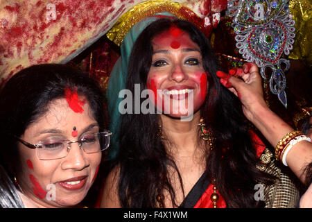 Kolkata, Inde. 23 Oct, 2015. Les femmes Bengali observer le dernier jour de Durga Puja avec Sindur ou vermillon. À cette occasion les femmes Bengali Sindur frottis ou vermillon chaque autres et accueille pour l'avenir meilleur. Credit : Saikat Paul/Pacific Press/Alamy Live News Banque D'Images