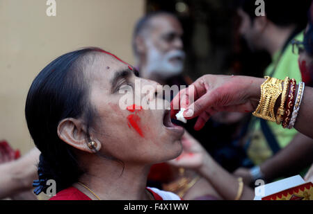 Kolkata, Inde. 23 Oct, 2015. Les femmes Bengali observer le dernier jour de Durga Puja avec Sindur ou vermillon. À cette occasion les femmes Bengali Sindur frottis ou vermillon chaque autres et accueille pour l'avenir meilleur. Credit : Saikat Paul/Pacific Press/Alamy Live News Banque D'Images