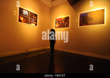 Les visiteurs d'observer des photographies par Shamow'el Rama Surya dans Galerie Photo journalistique comprend 21 Antara photographies avec le thème "Un certain grâce' sur la question des enfants dans les montagnes Arfak, en Papouasie occidentale. (Photo par Azwar / Pacific Press) Banque D'Images