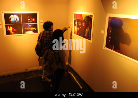 Les visiteurs d'observer des photographies par Shamow'el Rama Surya dans Galerie Photo journalistique comprend 21 Antara photographies avec le thème "Un certain grâce' sur la question des enfants dans les montagnes Arfak, en Papouasie occidentale. (Photo par Azwar / Pacific Press) Banque D'Images