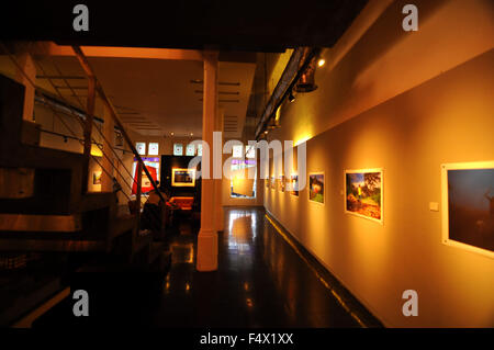 Les visiteurs d'observer des photographies par Shamow'el Rama Surya dans Galerie Photo journalistique comprend 21 Antara photographies avec le thème "Un certain grâce' sur la question des enfants dans les montagnes Arfak, en Papouasie occidentale. (Photo par Azwar / Pacific Press) Banque D'Images