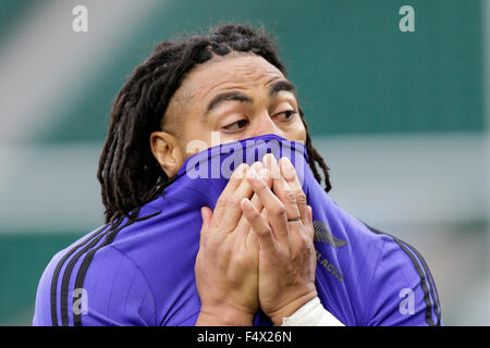 Twickenham, London, UK. 23 Oct, 2015. Le capitaine de l'équipe de Nouvelle-Zélande a exécuter avant de leur demi-finale contre l'Afrique du Sud 24 oct. Le centre néo-zélandais ma'a Nonu au cours de la session : Action Crédit Plus Sport/Alamy Live News Banque D'Images