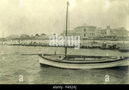 Un petit voilier ancré dans le port de Durres, Albanie Banque D'Images