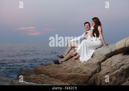 Mariage romantique en plein air avant le coucher du soleil romantique robe de plage copain copine Banque D'Images
