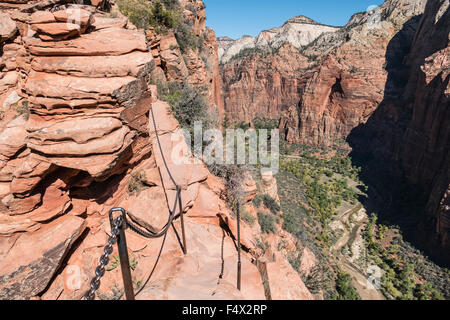 La main sur la chaîne Cliffside Angel's Landing Trail dans le parc national de Zion. Banque D'Images