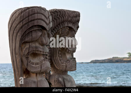 Pu'uhonua O Honaunau National Historic Park, Hale O Keawe temple reconstruit avec des sculptures en bois, au sud de la côte de Kona, Big Island. Banque D'Images