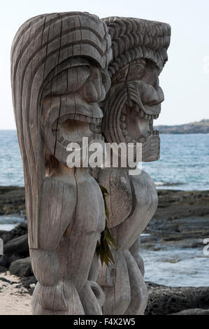 Pu'uhonua O Honaunau National Historic Park, Hale O Keawe temple reconstruit avec des sculptures en bois, au sud de la côte de Kona, Big Island. Banque D'Images