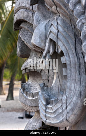 Pu'uhonua O Honaunau National Historic Park, Hale O Keawe temple reconstruit avec des sculptures en bois, au sud de la côte de Kona, Big Island. Banque D'Images