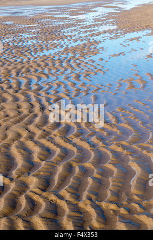 Rippled sand et de l'eau de mer sur une plage à marée basse Banque D'Images