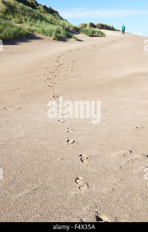 Empreintes de pas d'un homme marchant sur une dune de sable. Le Northumberland. UK Banque D'Images