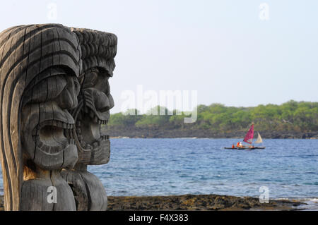 Pu'uhonua O Honaunau National Historic Park, Hale O Keawe temple reconstruit avec des sculptures en bois, au sud de la côte de Kona, Big Island. Banque D'Images