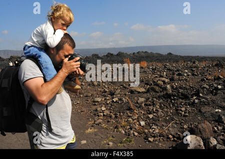 Photographe. Père avec son doughter pris des photos d'Hawai'i Volcanoes National Park. Grande île. Hawaii. USA. Halemaʻumaʻu Banque D'Images