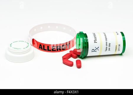 Alerte à l'allergie au bracelet de l'hôpital avec des médicaments sur ordonnance et de bouteille. Banque D'Images