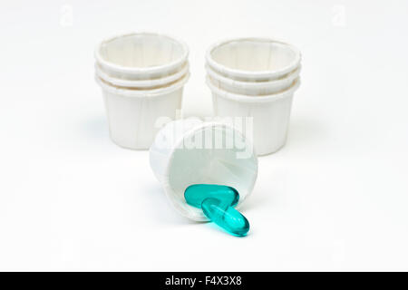 Capsules de gélatine bleue en papier blanc medicine posologique. Banque D'Images