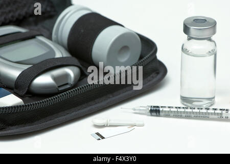 Flacon d'insuline, seringue, lancet, bandes et kit de voyage pour diabétiques. Banque D'Images