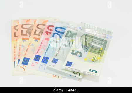 Divers projets de loi Euro placée sur un fond blanc Banque D'Images