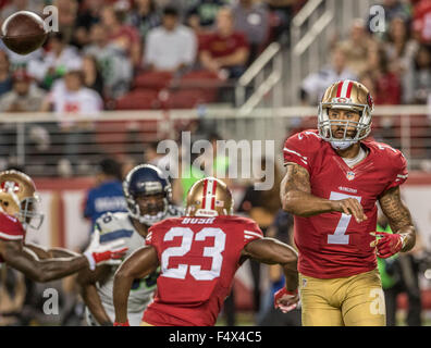 Santa Clara, Californie, États-Unis. 22 octobre, 2015. San Francisco 49ers quarterback Colin Kaepernick (7) incendies passent le Jeudi, 22 octobre 2015 à Lévis Stadium à Santa Clara, en Californie. Les Seahawks défait les 49ers 20-3 Al Golub/CSM/Alamy Live News Banque D'Images